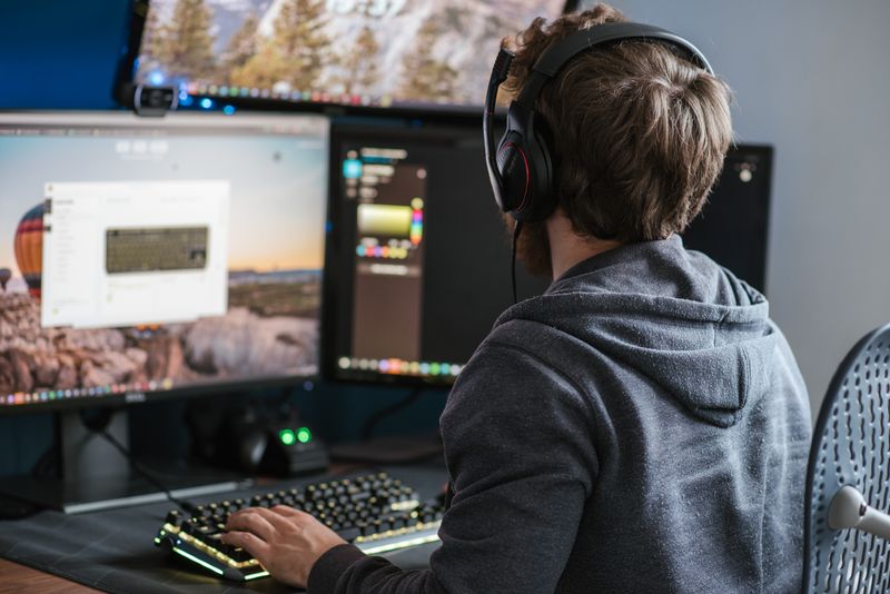 Kỹ thuật viên kiểm tra bo mạch laptop chuyên sâu