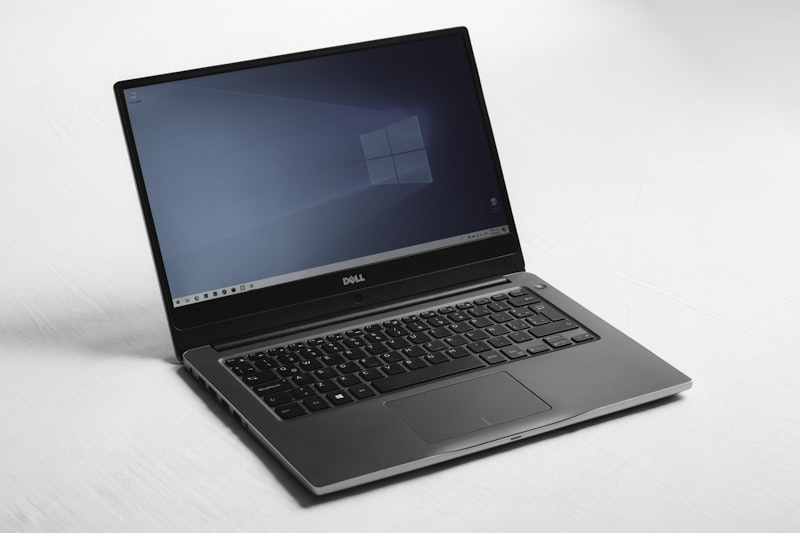Nhân viên kỹ thuật chăm chú sửa laptop bằng tua vít chuyên dụng