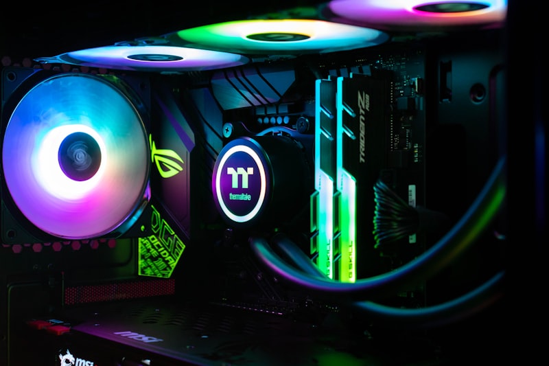 Nhân viên IT cặm cụi cắm dây cáp bên trong case máy tính